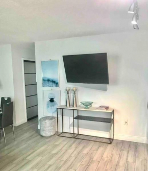 Block from Beach one bedroom with Parking